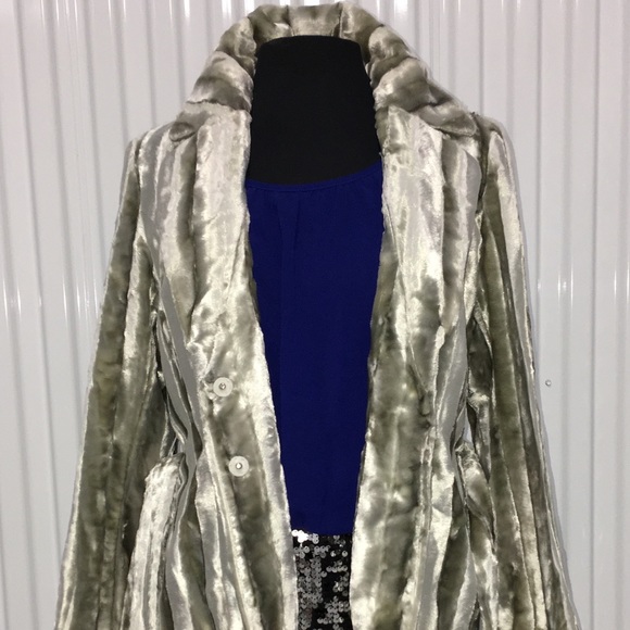 Woman’s short Jacket - Picture 5 of 6